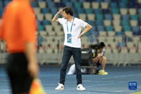 她带着沙哑的声音说道：叶辰，如果初然真的爱你，我绝不做任何打扰，可是你明知道她就是因为对她爷爷的承诺，才跟你在一起的，你觉得这样的感情，你一个人坚持有意义吗？何不放自己一条生路，也放初然一条生路呢？说完，她不由得抽泣起来，问他：我究竟哪一点比不上初然？你跟我说，我会努力赶上她，你不要拒绝的这么快，给我一个机会好吗？叶辰站起身，摇了摇头：若琳，男人的心思，有时候你是不会懂的，初然于我有恩，就像你觉得我于你有恩一样，光是这一点，就足够让我留在她身边，至于她爱不爱我，这件事情我并不着急要弄清楚，我还有很长的时间，可以一点一点的去了解、去探寻甚至去改变，就像你对我一样，即便我屡次告诉你我已经结过婚了，而且对初然之外的女人没有兴趣，你不还是继续向我表白吗？董若琳一下明白过来。